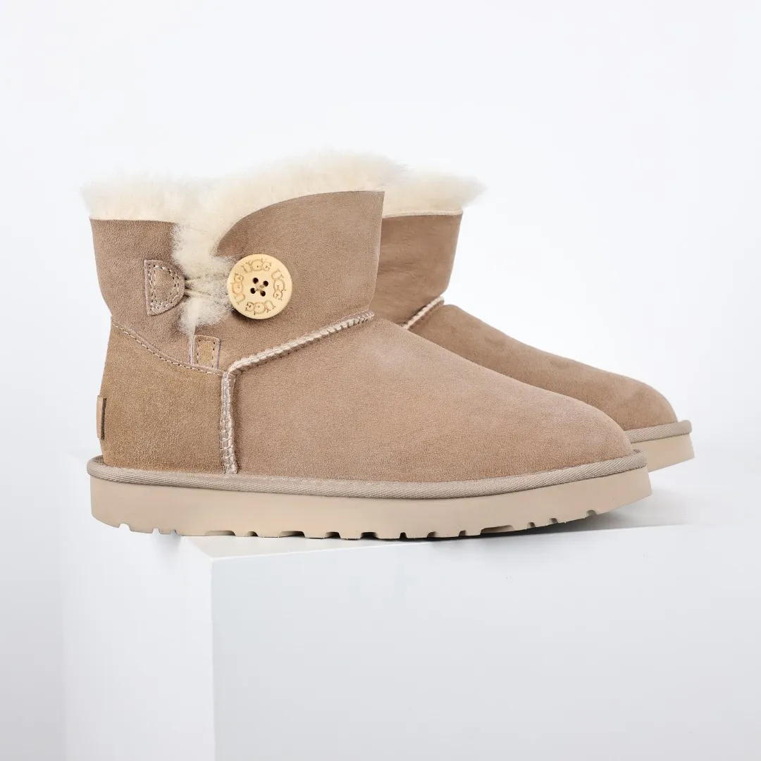 Pick up locally 💰540 The core recommendation is good price UGG basic Bailey twist style Xiaohongshu hot style Henan Longfeng leather production Sheepskin integrated top quality in the market 2-3 cm cashmere insole to keep warm in winter and a very suitable choice for home use UUG has launched a style series in the new year, which is partially geared towards the preferences of young consumers and has also moved to the forefront of fashion trends. Shoe body material Water-repellent coated suede upper 17mm UGGPURE™ implanted wool insole Lightweight non-slip comfortable rubber outsole With brand LOGO Trademark Comes with full packaging Size: 35 36 37 38 39 40